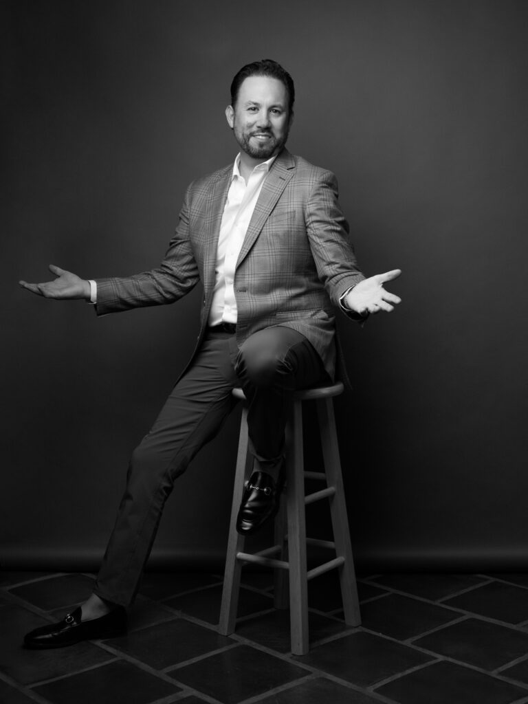 Retrato casual blanco y negro de Marco Antonio Moreno Gómez Santelices, empresario de Baja California, en sesión ejecutiva.