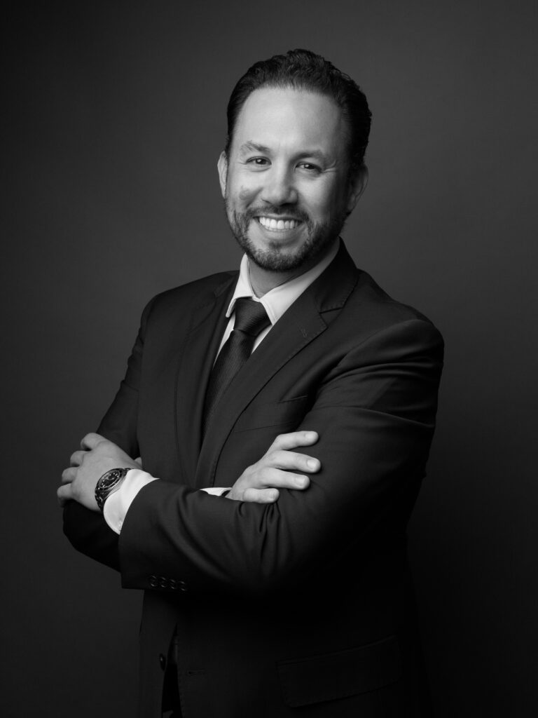 Fotografía profesional en blanco y negro de Marco Santelices, presidente de Grupo Marsan