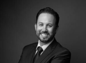 Fotografía profesional en blanco y negro de Marco Santelices, presidente de Grupo Marsan