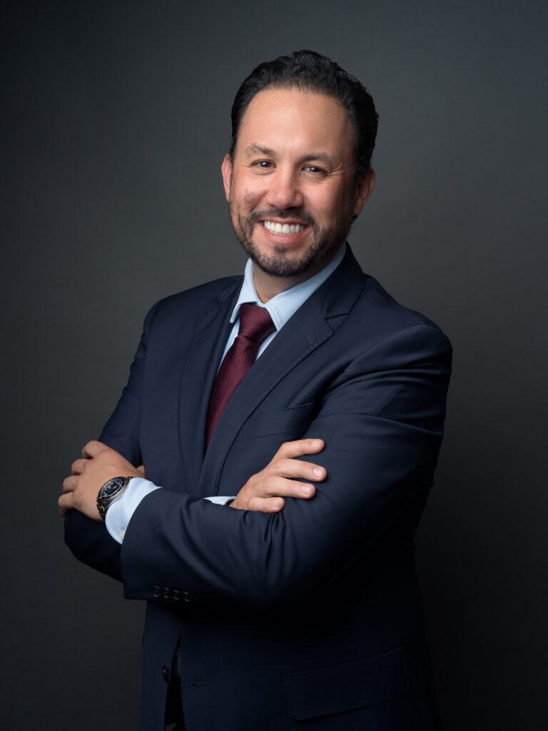 Retrato profesional de Marco Antonio Moreno Gómez Santelices, empresario de Baja California, en sesión ejecutiva.