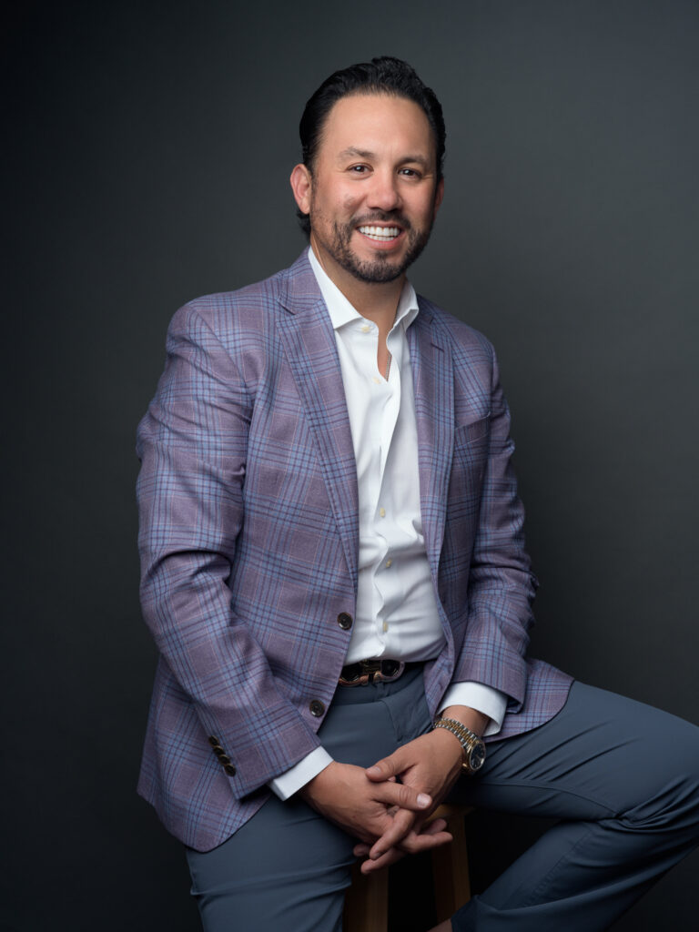 Marco Antonio Moreno Gómez Santelices en retrato casual con expresión sonriente, empresario de Tijuana, Baja California.