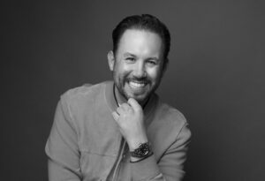 Retrato en blanco y negro de Marco Antonio Moreno Gómez Santelices, empresario y fundador de Grupo Marsan