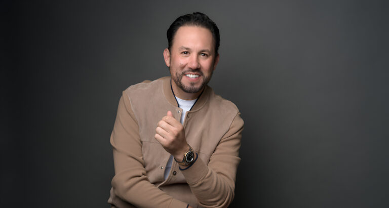 Marco Santelices en retrato profesional, empresario tijuanense impulsor de proyectos colaborativos en Baja California.