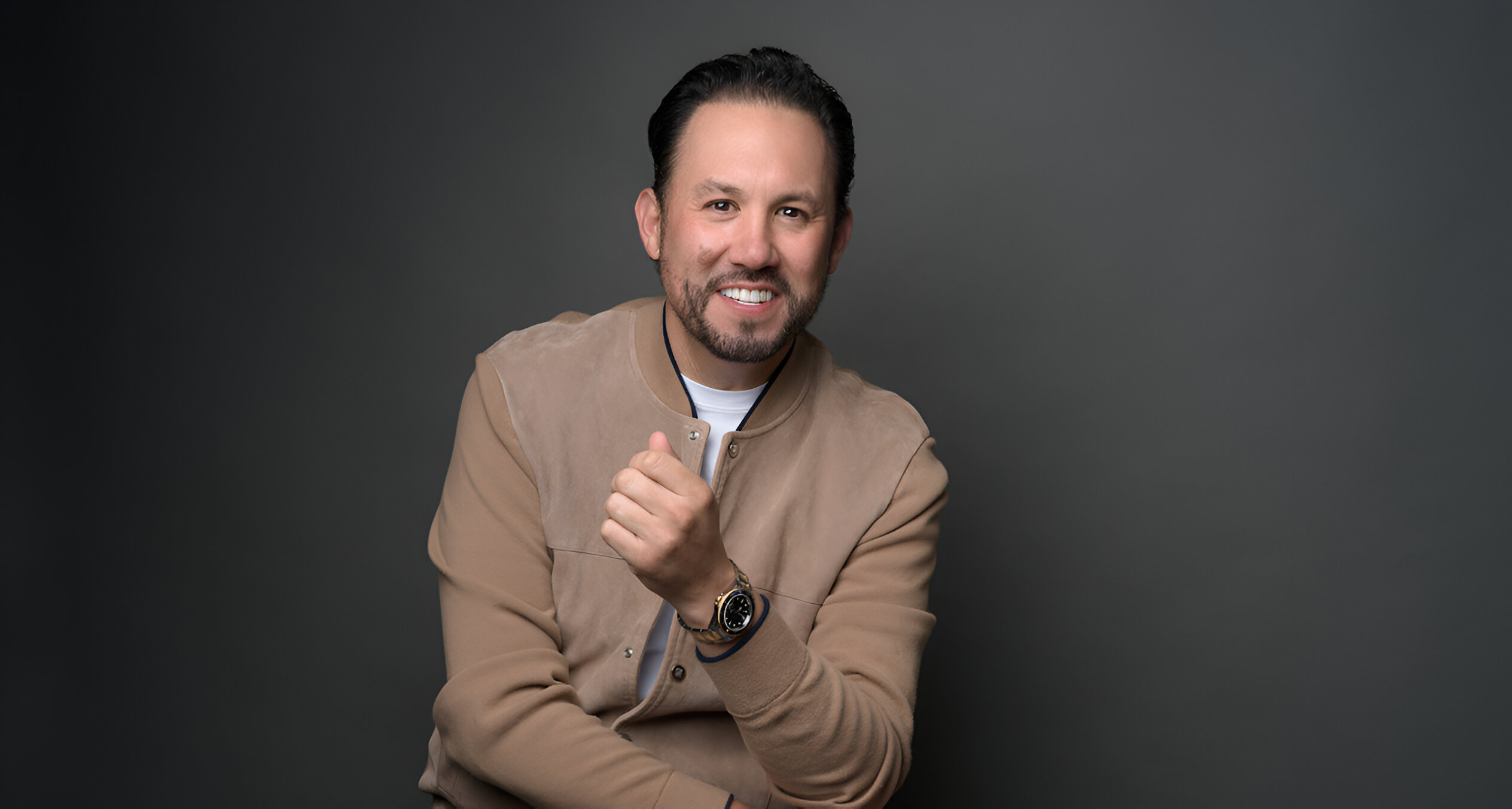 Marco Santelices en retrato profesional, empresario tijuanense impulsor de proyectos colaborativos en Baja California.