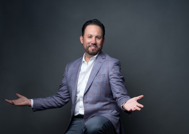 Retrato profesional de Marco Santelices, empresario tijuanense, con traje casual
