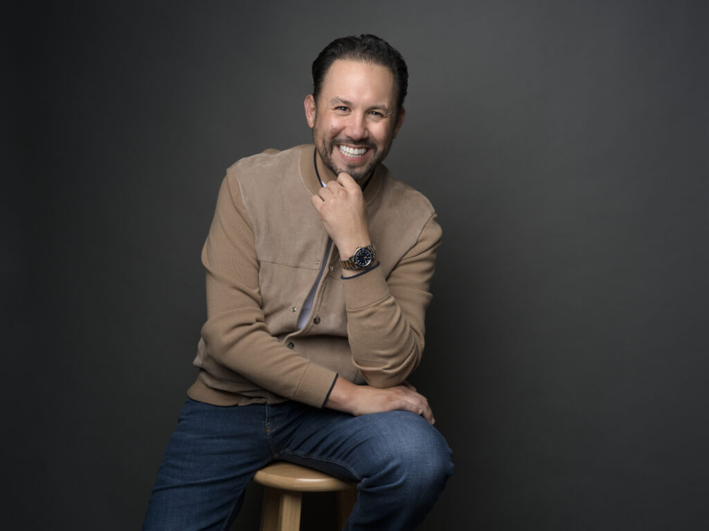 Marco Santelices (Marco Antonio Moreno Gómez Santelices), empresario de Tijuana, en retrato profesional con fondo neutro