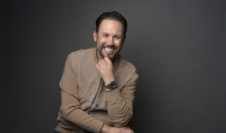 Marco Santelices (Marco Antonio Moreno Gómez Santelices), empresario de Tijuana, en retrato profesional con fondo neutro