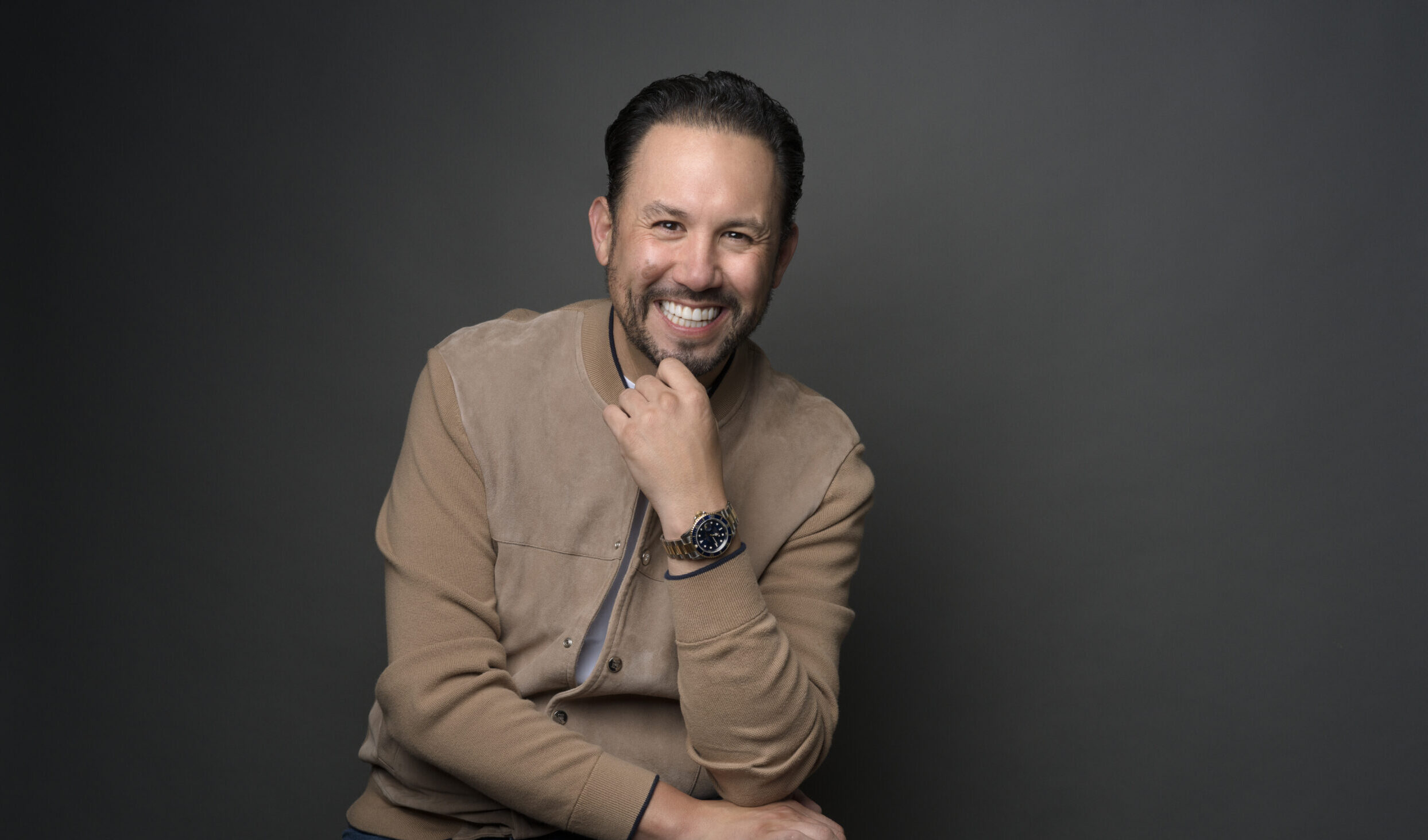 Marco Santelices (Marco Antonio Moreno Gómez Santelices), empresario de Tijuana, en retrato profesional con fondo neutro
