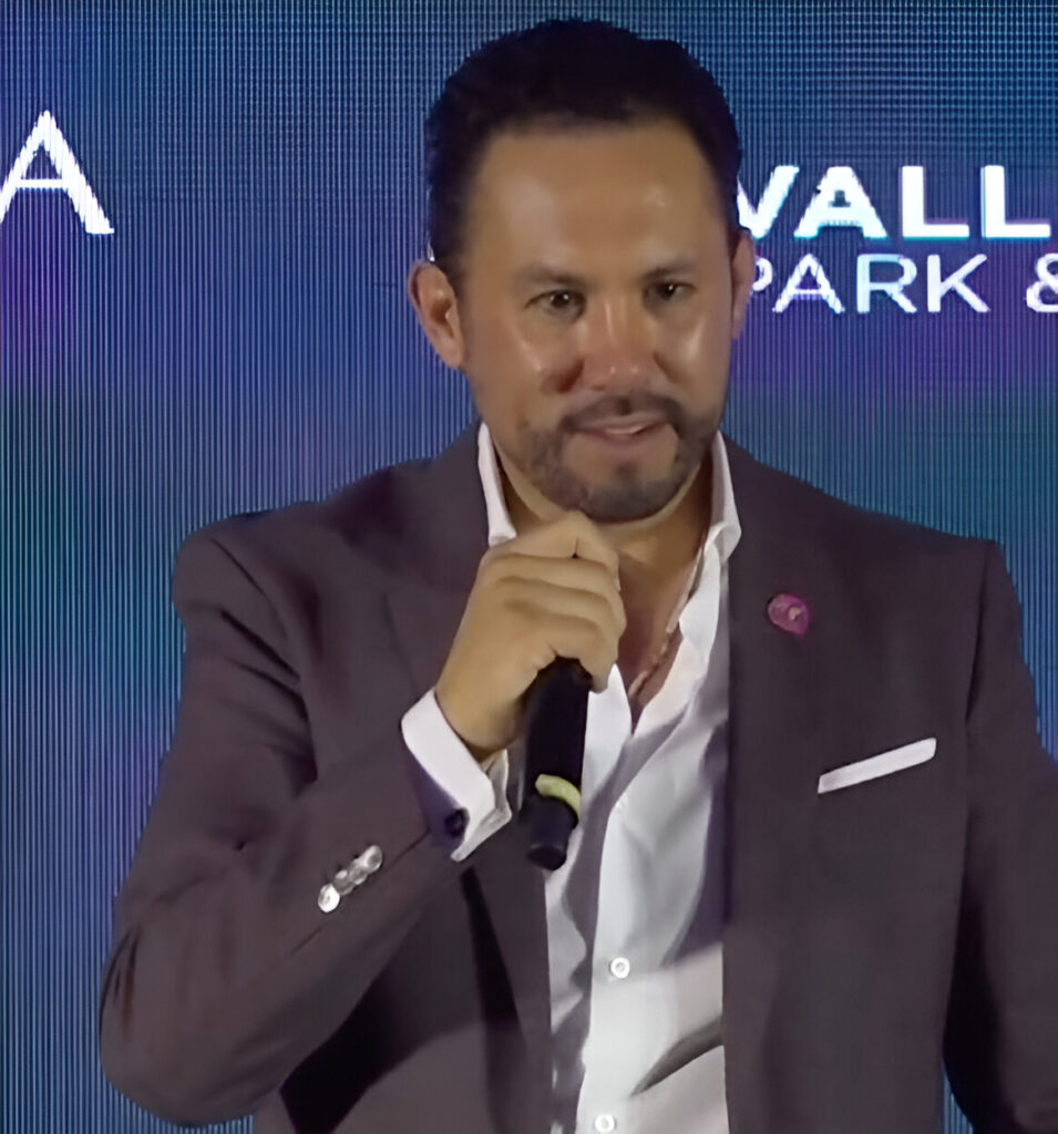 Marco Santelices durante su ponencia sobre inversión inteligente en bienes raíces en Baja California, en el 14 Foro Revista Mujer Actual – Latitud Norte, octubre de 2024.