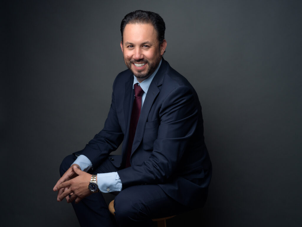 Retrato de Marco Santelices como líder corporativo en Baja California