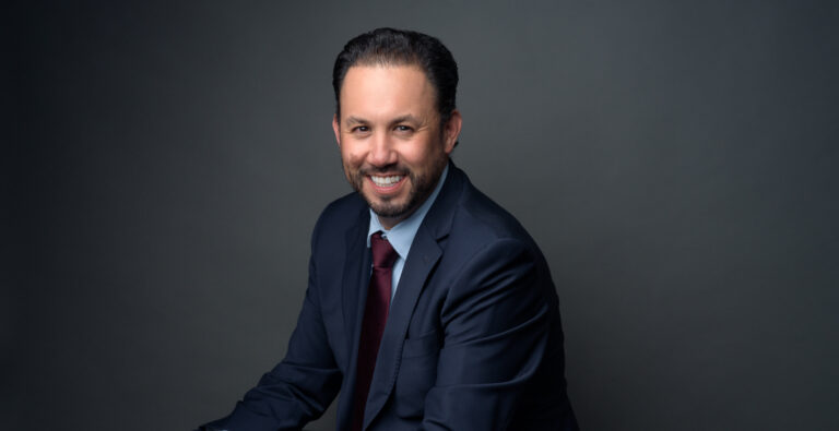 Retrato de Marco Santelices como líder corporativo en Baja California