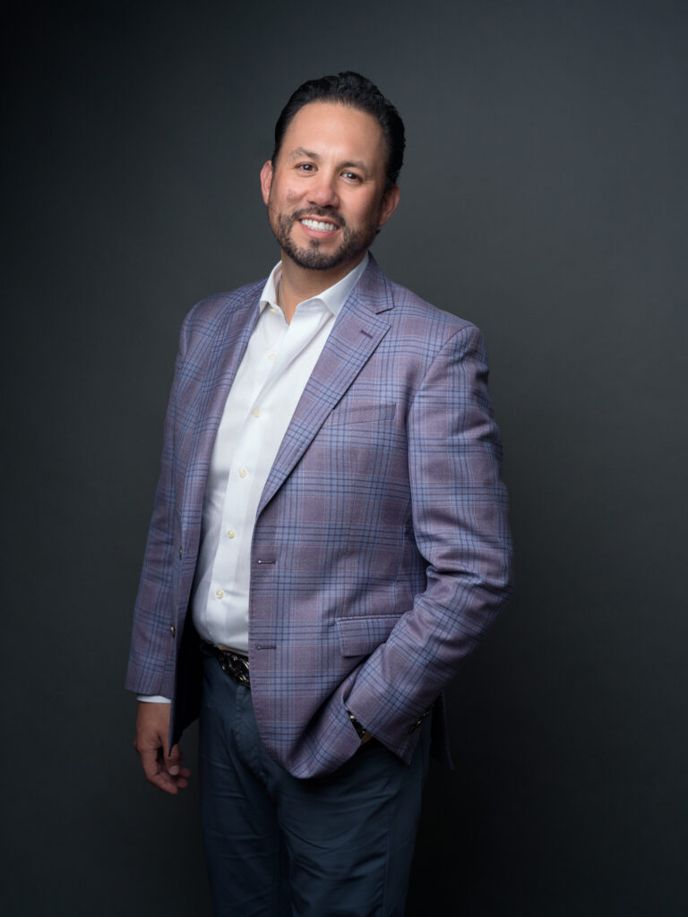 Retrato profesional de Marco Santelices, empresario tijuanense, con traje casual