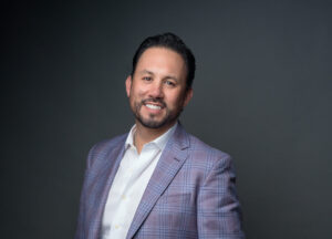 Retrato profesional de Marco Santelices, empresario tijuanense, con traje casual