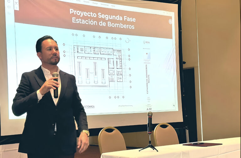Marco Santelices presentando estrategias de financiamiento en el proyecto Fondos Tecate para fortalecer a Bomberos