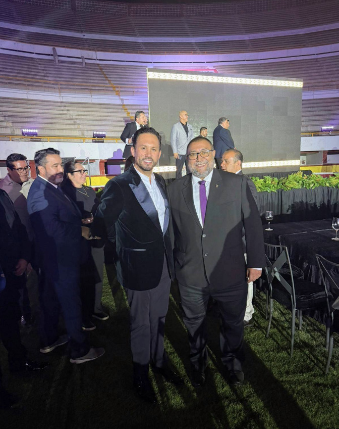Marco Santelices y Dr. Karim Chalita, posando en la entrega del Premio al Mérito Turístico XXXIV en Tijuana.