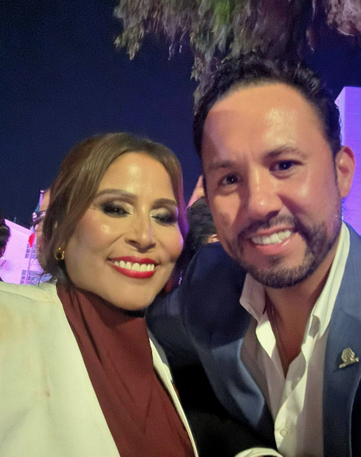 La alcaldesa de Ensenada, Claudia Agatón, y Marco Santelices, en el Primer Informe de Gobierno de Ensenada.