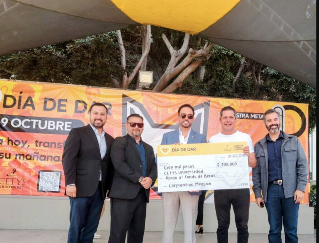 Marco Santelices de Grupo Marsan entregando un cheque de donativo a la CETYS Universidad en el evento 'Día de Dar', acompañado por otros directivos.