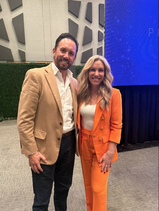 Marco Santelices y Ninfa Salinas Sada posando juntos en la entrega del reconocimiento Ciudadanos del Año de Sinaloa en Tijuana.