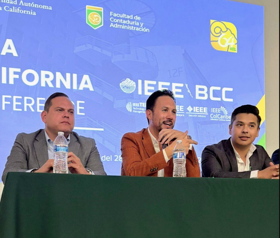 Marco Santelices como ponente en la conferencia IEEE Baja California 2025 de la UABC, en medio, junto a otros participantes.