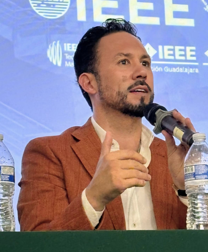 Marco Santelices dando una ponencia sobre tecnología e industria en el podio de la Conferencia IEEE Baja California 2025 de la UABC.