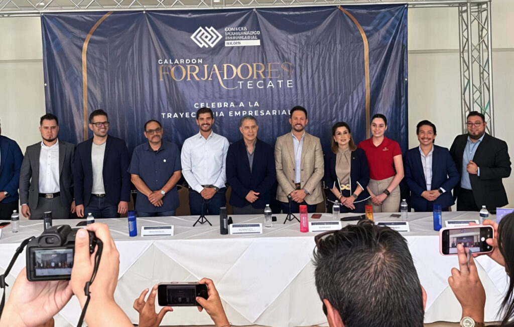 Representantes del Consejo Coordinador Empresarial de Tecate (CCET) y patrocinadores en el presídium de la conferencia de prensa del Galardón Forjadores Tecate. Marco Antonio Moreno Gómez Santelices y Grupo Marsan, presentes como aliados de esta premiación.