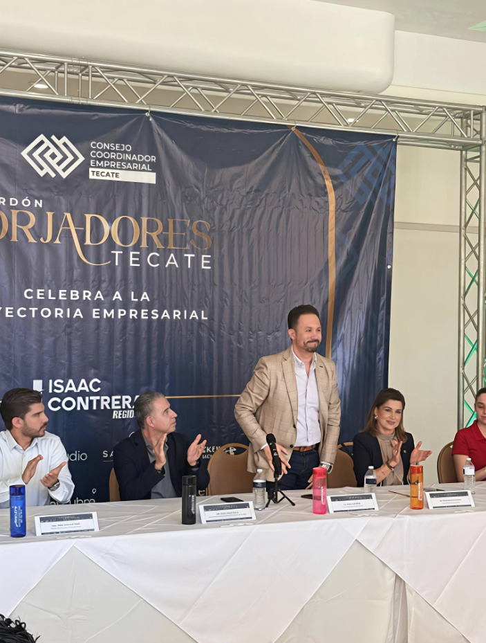 Primer plano del empresario Marco Antonio Moreno Gómez Santelices hablando en el presídium de la conferencia de prensa del Galardón Forjadores Tecate, impulsado por el CCET.