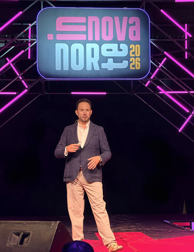 El empresario Marco Santelices, presidente de Grupo Marsan, expone de pie en un escenario iluminado con luces neón moradas bajo el logotipo oficial de Innova Norte 2026.