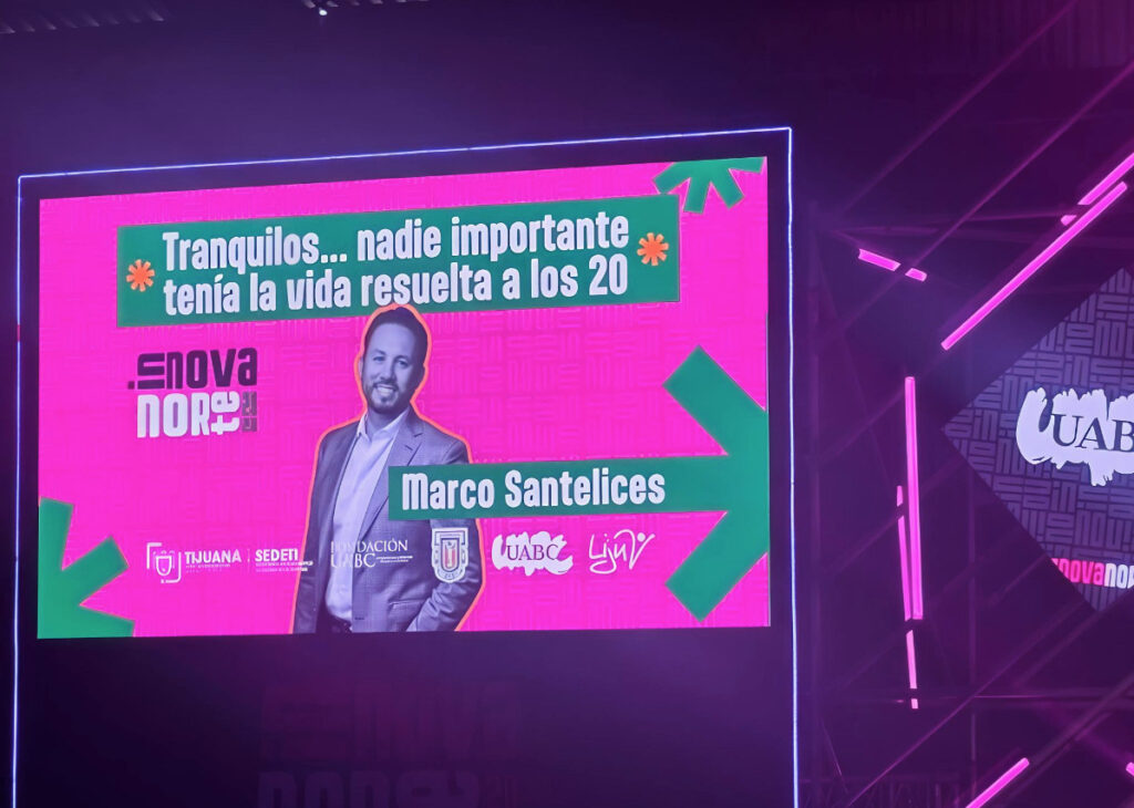 Primer plano del empresario Marco Santelices hablando con micrófono de mano durante su presentación en Innova Norte 2026, con iluminación ambiental violeta de fondo.