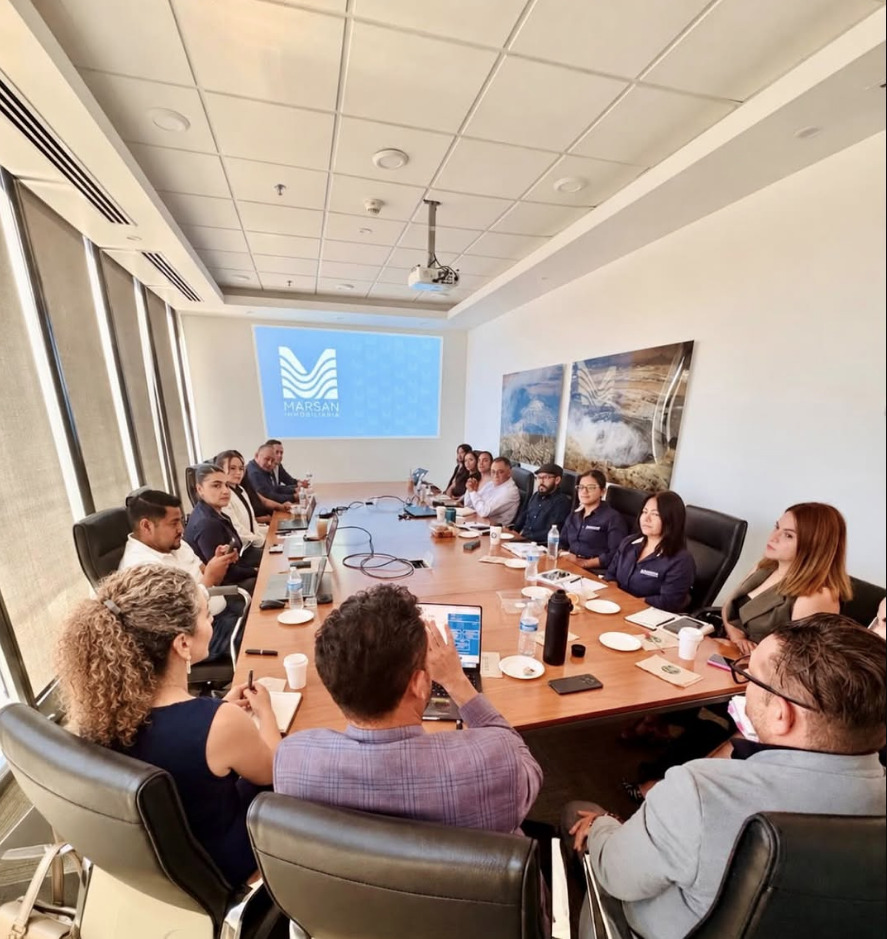 Marco Santelices liderando una reunión corporativa y capacitación de fuerza de ventas de Inmobiliaria Marsan en una sala de juntas.